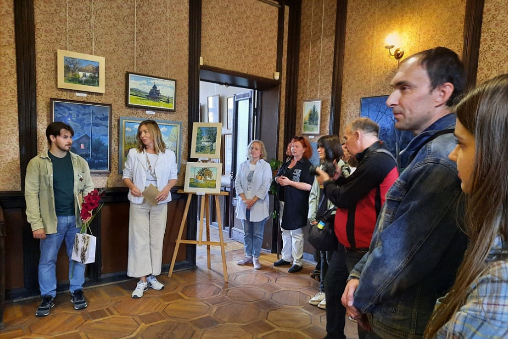 “Горизонти під дахом”: у Кропивницькому презентували виставку живопису Романа Ткаченка