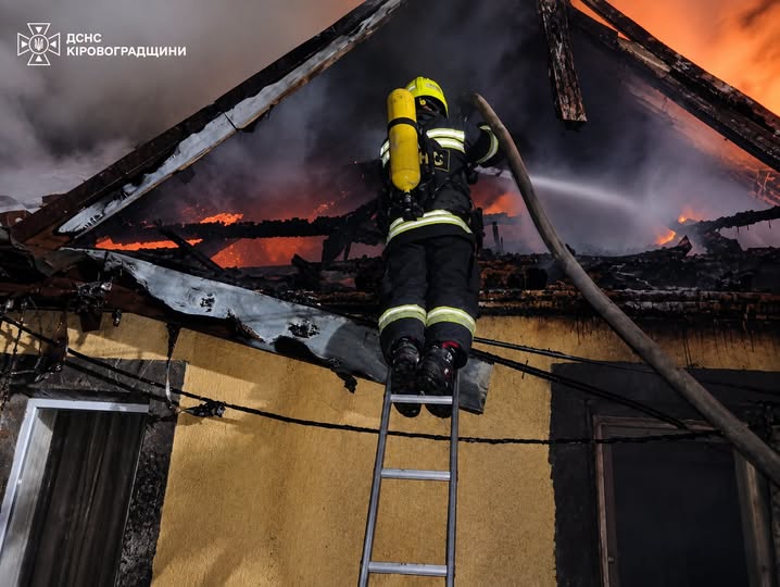На світанку спалахнула пожежа приватного житлового будинку в селищі Нова Прага