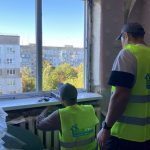 У Кропивницькому відновлюють вікна багатоповерхівок, пошкоджених повітряною атакою російських агресорів