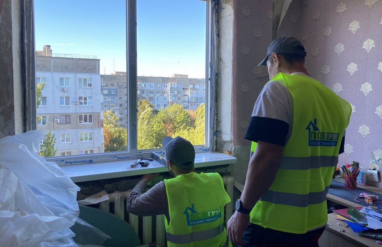 У Кропивницькому відновлюють вікна багатоповерхівок, пошкоджених повітряною атакою російських агресорів